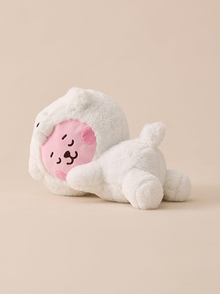 BT21 COOKY BABY LYING DOLL FLUFFY, peluche officielle LINE FRIENDS : bébé lapin COOKY couché, décor chambre, fond beige.
