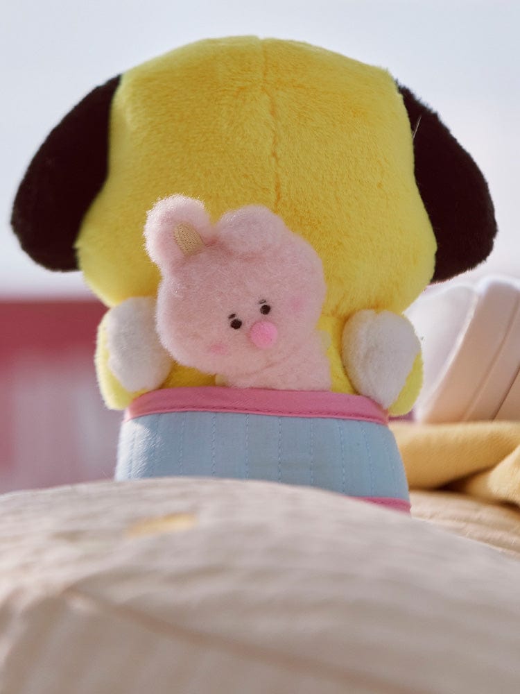 BT21 COOKY BABY PLUSH CLOSET - BABY SLING NEWBORN SEASON 2 : peluche officielle COOKY bébé en sling, décor chambre.