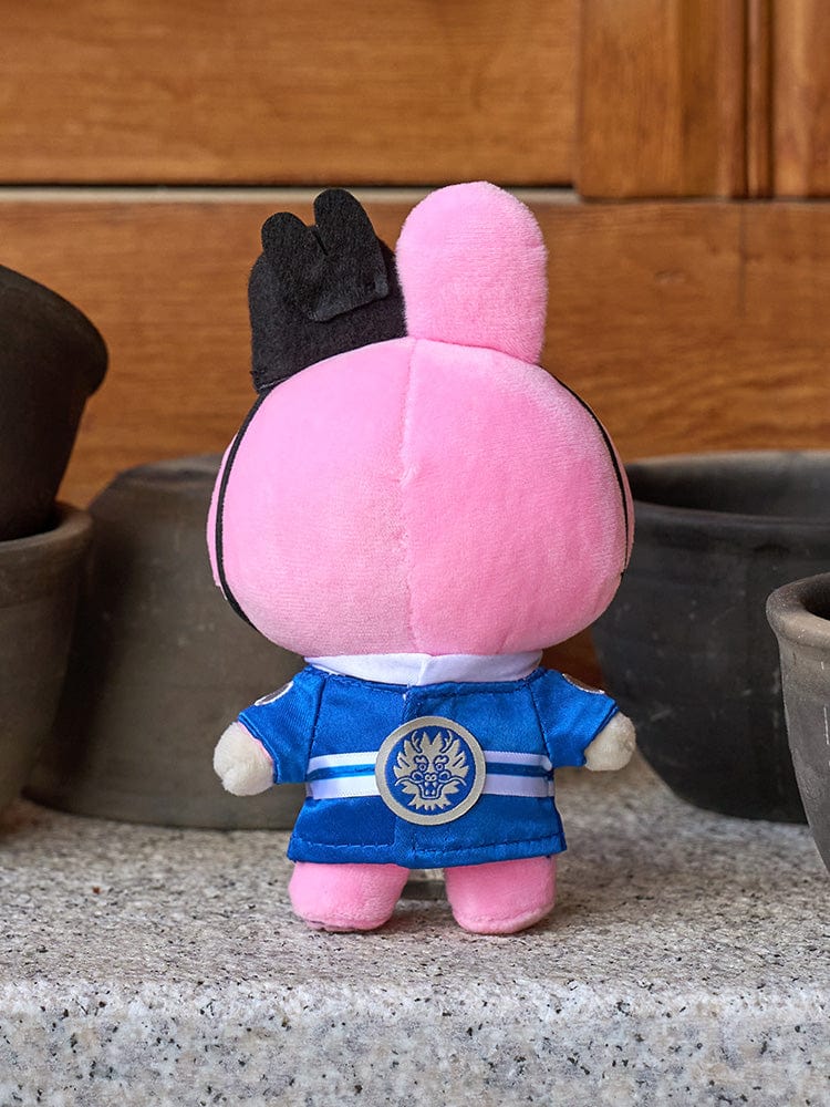 BT21 COOKY BABY PLUSH DOLL K-EDITION 2 peluche COOKY rose, lapin musclé en tenue bleue, décor intérieur près de pots