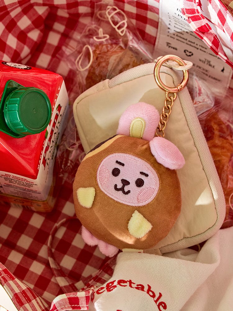 BT21 COOKY BABY PLUSH KEYRING BAKERY SHOP LINE FRIENDS : porte-clés peluche COOKY dans un décor boulangerie rouge à carreaux.