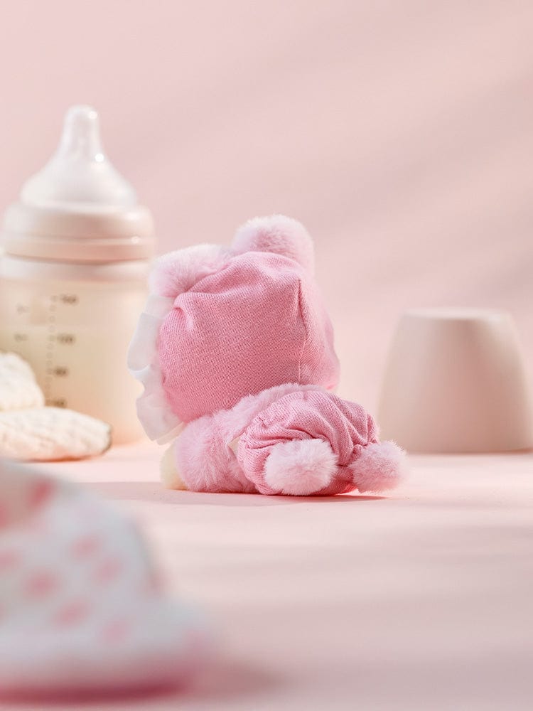 BT21 COOKY BABY PLUSH NEWBORN SEASON 2 : peluche officielle LINE dans une ambiance chambre bébé rose, déco et cadeau