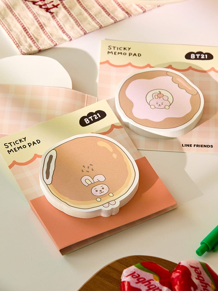 BT21 COOKY BABY STICKY MEMO NOTEPADS BAKERY SHOP, blocs mémo autocollants LINE FRIENDS avec COOKY sur table pâtisserie