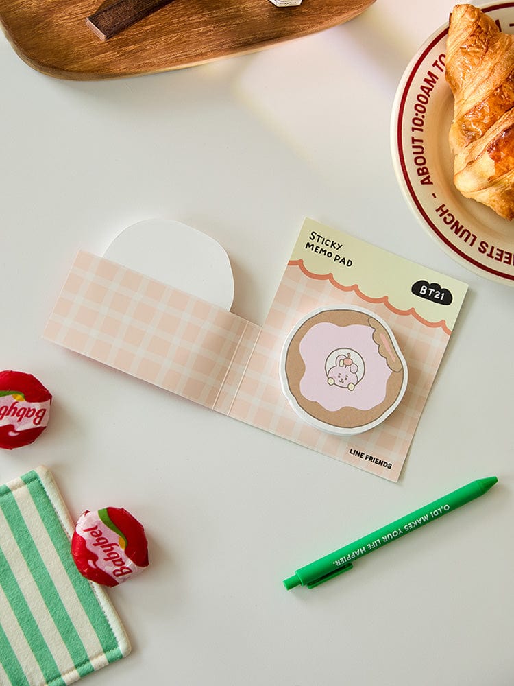 BT21 COOKY BABY STICKY MEMO NOTEPADS BAKERY SHOP : bloc mémo collant COOKY sur table, ambiance boulangerie, LINE FRIENDS