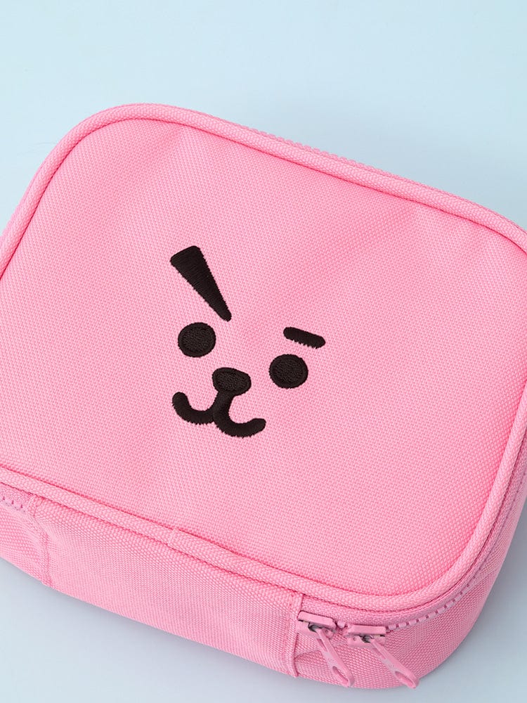 BT21 COOKY BASIC MULTI POUCH (S) LINE FRIENDS : pochette rose à l’effigie de COOKY, détail du visage sur fond bleu.