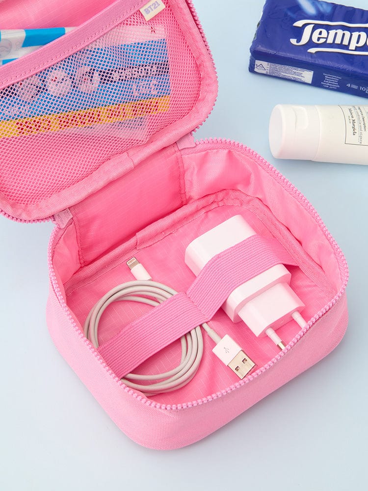 BT21 COOKY BASIC MULTI POUCH (S) LINE FRIENDS : pochette rose ouverte avec câble et accessoires, style pratique au quotidien.