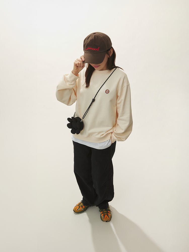 BT21 COOKY BASIC SWEATSHIRT 2025 F/W : sweat officiel LINE FRIENDS avec COOKY, femme de dos sur fond blanc