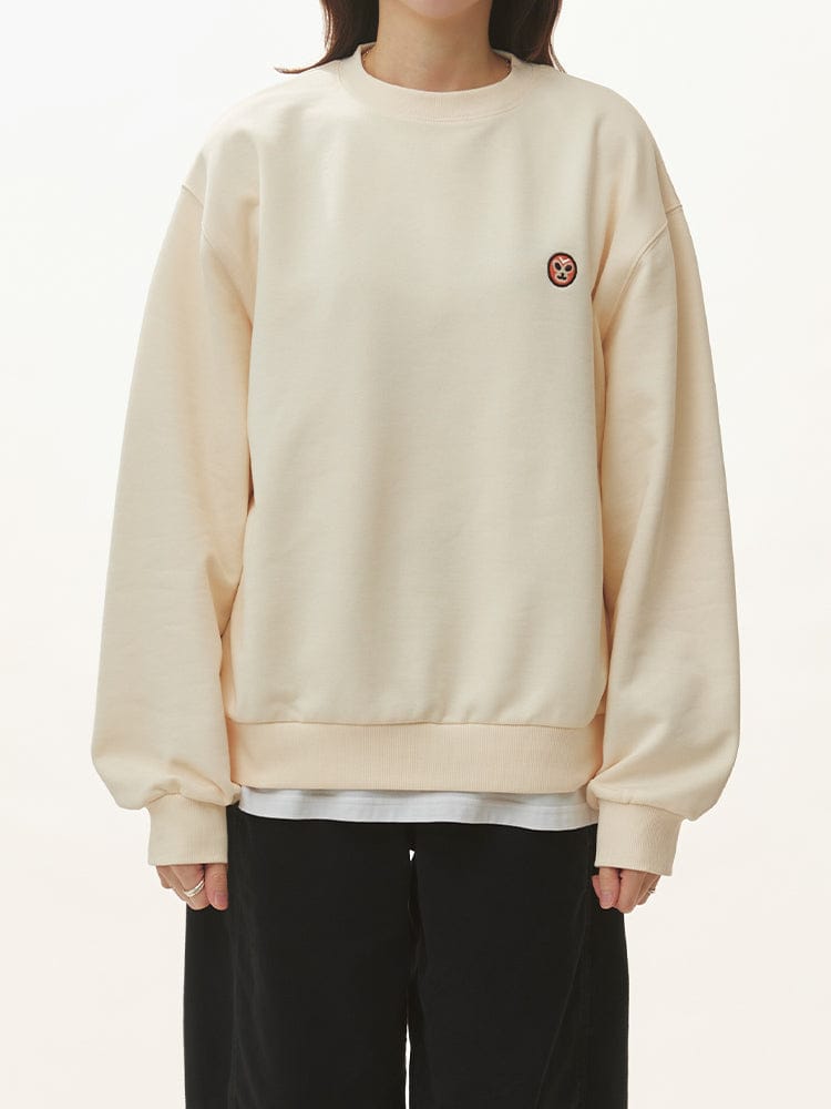 BT21 COOKY BASIC SWEATSHIRT 2025 F/W : sweat beige officiel LINE FRIENDS, lapin musclé COOKY, vue portée en studio