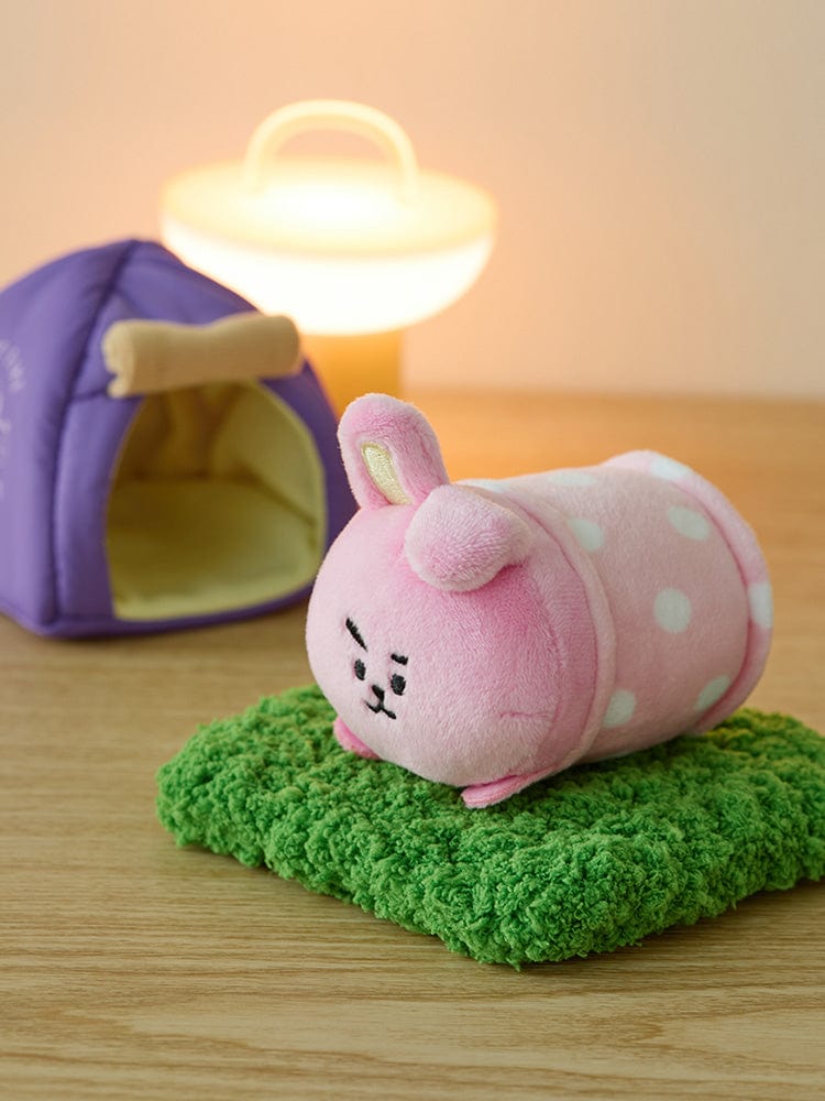 BT21 COOKY DOLL CAMPFIRE : peluche COOKY LINE FRIENDS au camping, décor chambre, face posée sur coussin vert