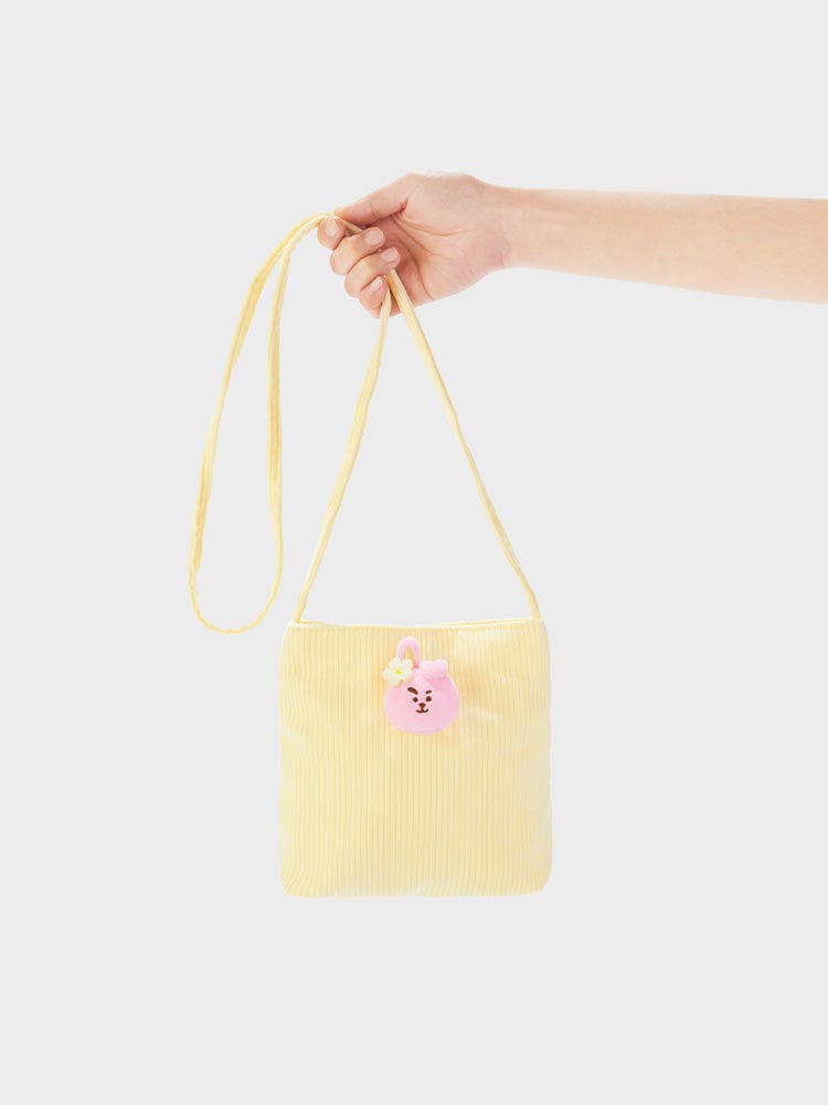 BT21 COOKY MINI CORDUROY CROSSBODY BAG SPRING DAYS, pochette Cocomy jaune en corduroy, accessoire LINE FRIENDS sur fond clair