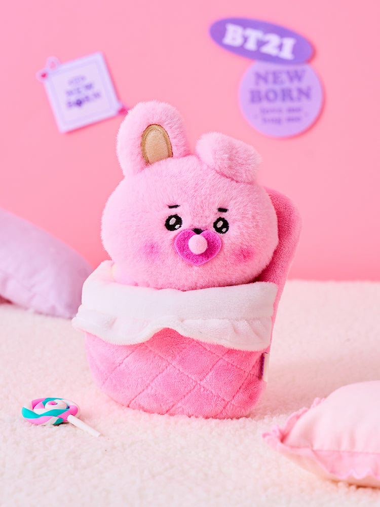 BT21 COOKY NEWBORN BABY PLUSH peluche officielle LINE FRIENDS, COOKY rose sur lit bébé, décor chambre en rose