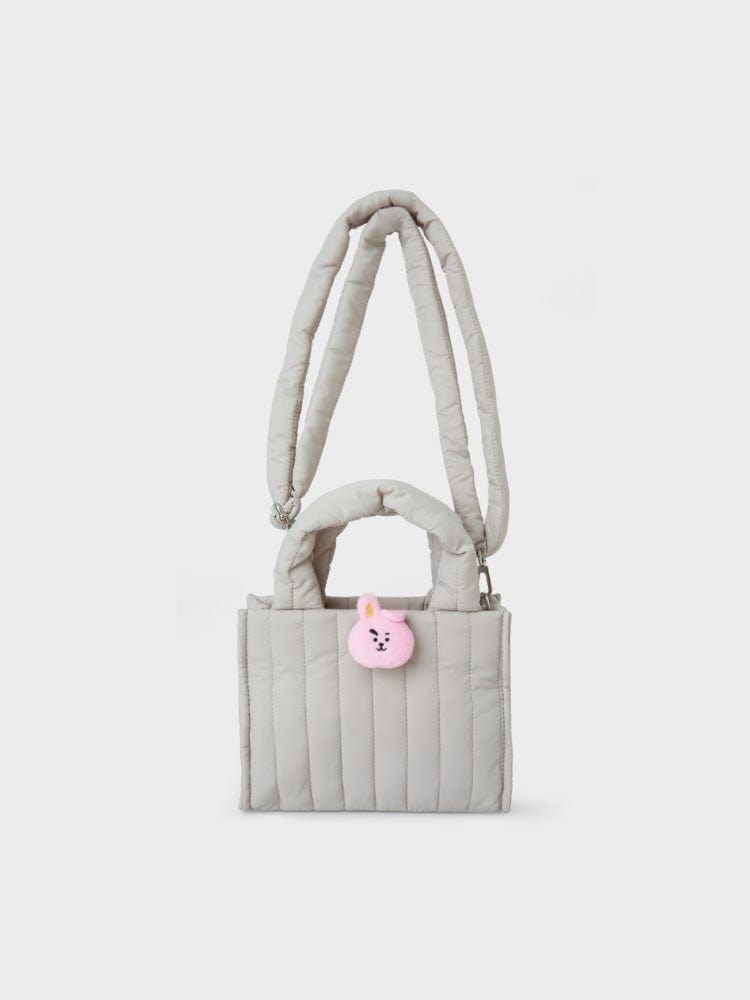 BT21 COOKY QUILTED BAG WITH FACE PLUSH BADGE WINTER EDITION, sac matelassé LINE FRIENDS avec badge peluche sur fond blanc.