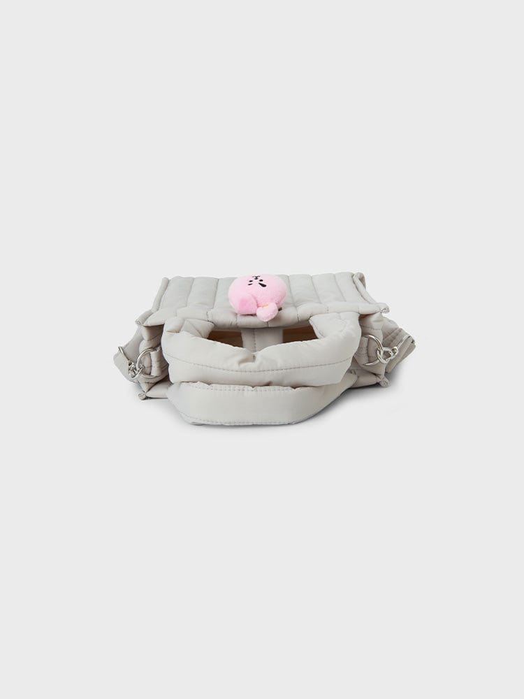 BT21 COOKY QUILTED BAG WITH FACE PLUSH BADGE WINTER EDITION, sac matelassé LINE FRIENDS avec peluche COOKY sur fond clair.