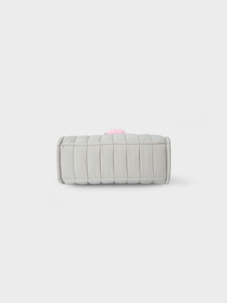 BT21 COOKY QUILTED BAG WITH FACE PLUSH BADGE WINTER EDITION : sac matelassé gris avec badge plush COOKY, fond clair LINE FRIENDS.