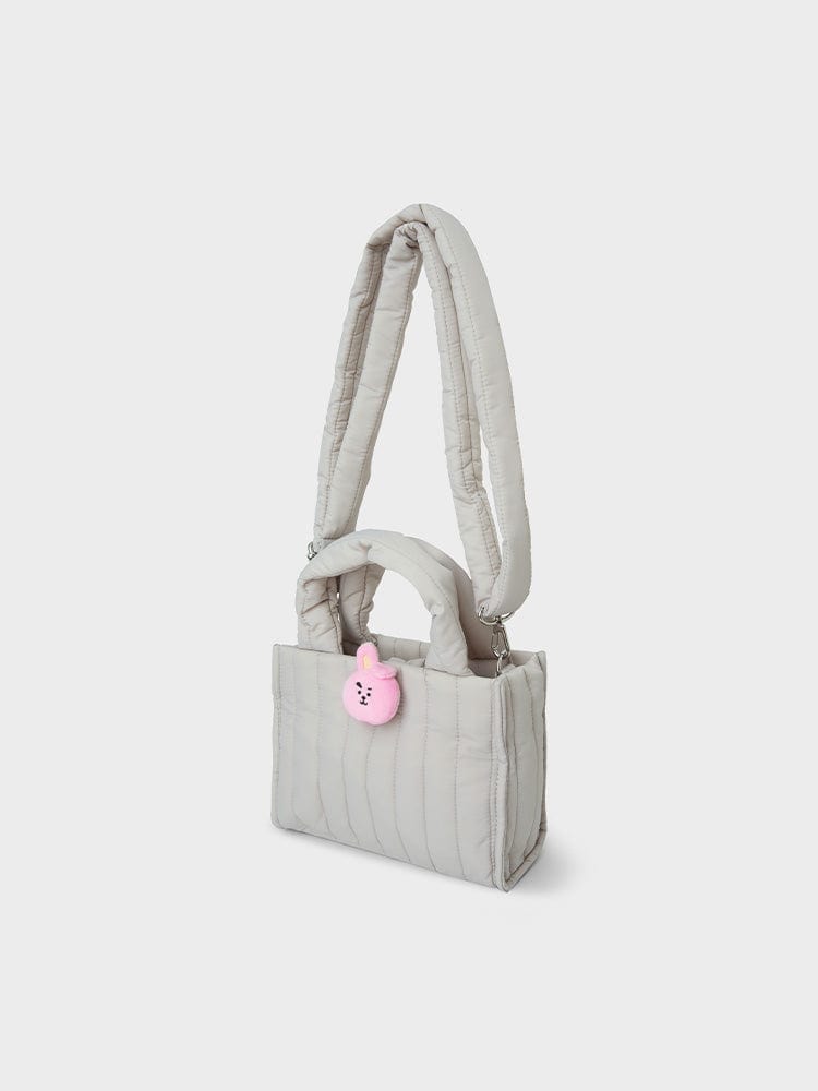 BT21 COOKY QUILTED BAG WITH FACE PLUSH BADGE WINTER EDITION : sac matelassé blanc avec badge peluche lapin COOKY, LINE FRIENDS.