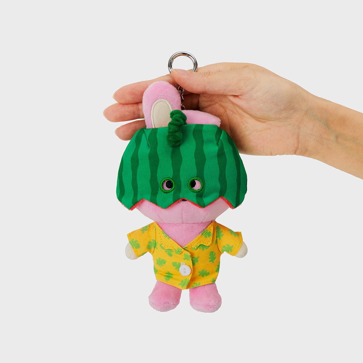 Main tenant le BT21 COOKY SUMMER LANE BODY BAG CHARM de LINE FRIENDS, porte-clés COOKY lapin musclé K-pop.