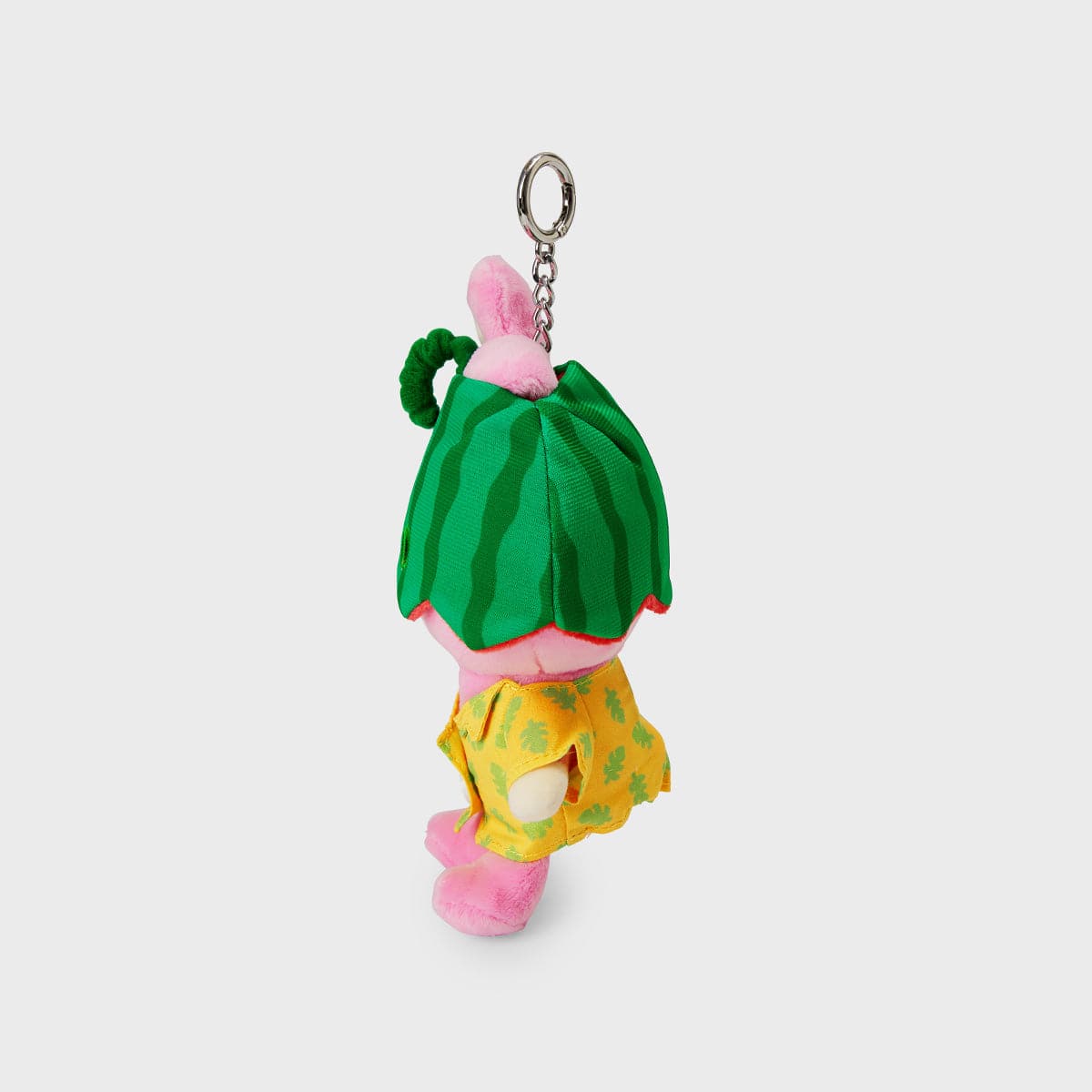 BT21 COOKY SUMMER LANE BODY BAG CHARM de LINE FRIENDS : porte-clés COOKY en tenue d’été, fond clair.