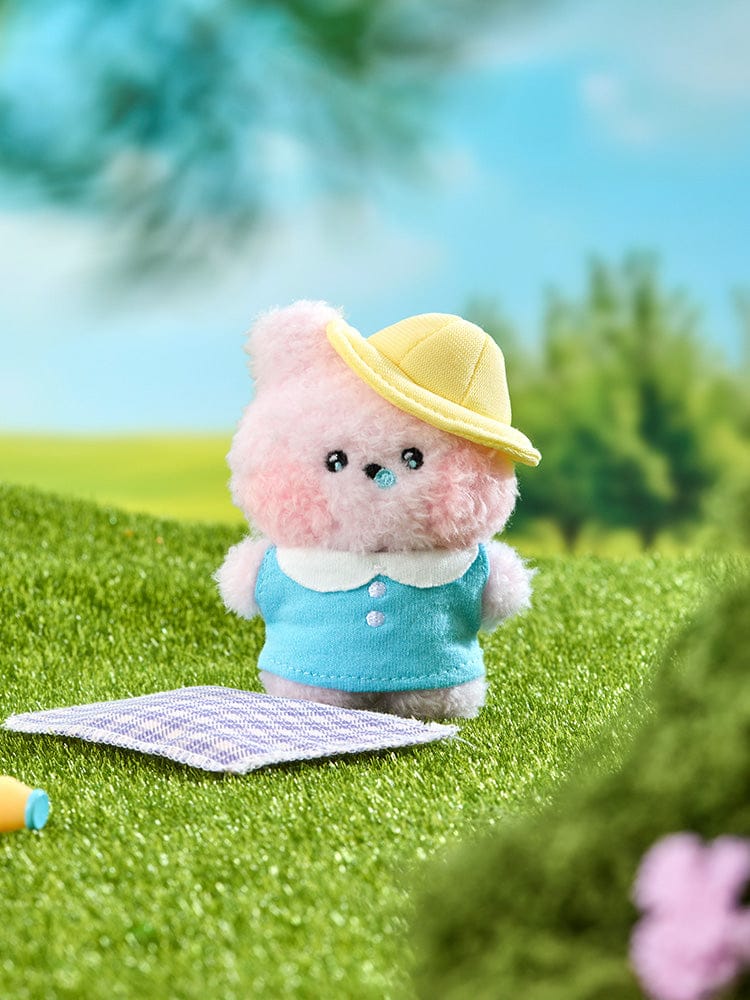 BT21 COOKY mini minini PLUSH PICNIC MATE peluche sur plaid, décor herbe verte; marque BT21, style jardin pique-nique.