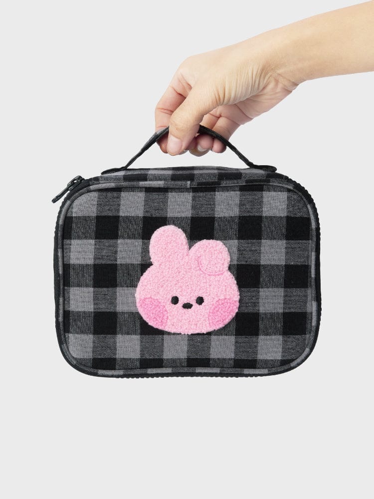 BT21 COOKY minini CHECKERED POUCH BASIC, pochette officielle LINE FRIENDS à carreaux, main tenant la minipochette