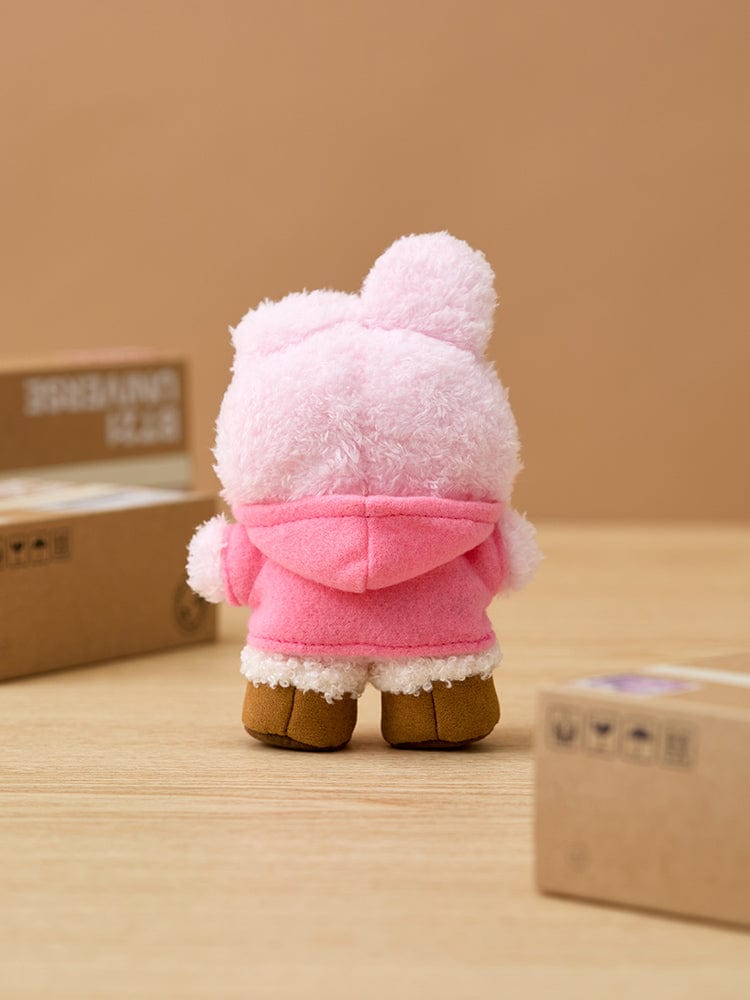 BT21 COOKY minini DOLL BOOTS EDITION, peluche COOKY de Jungkook BTS, sur table beige, style emballage cadeau.