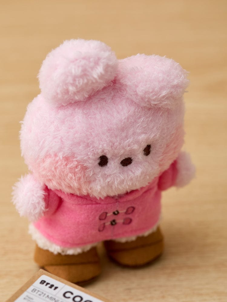 BT21 COOKY minini DOLL BOOTS EDITION : peluche lapin rose Jungkook de BTS sur fond bois, collection MININI.