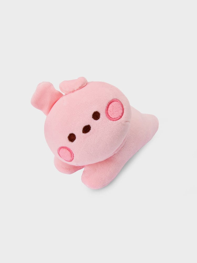 BT21 COOKY minini LYING DOLL, peluche officielle BTS Jungkook, COOKY allongé, décor chambre, fond clair.