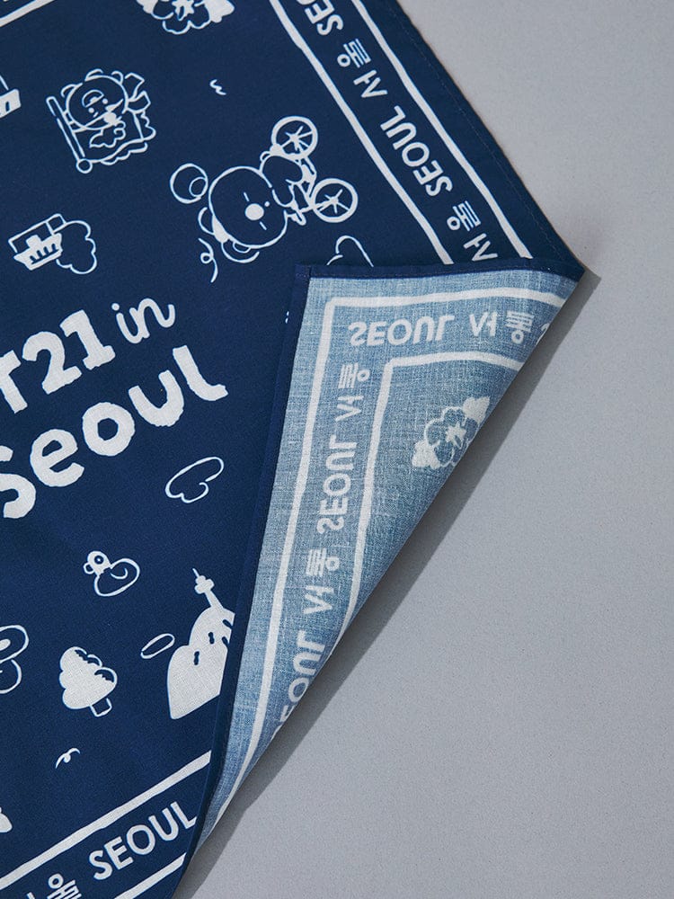BT21 HANDKERCHIEF SEOUL EDITION (BLUE, IVORY) LINE FRIENDS, mouchoir bleu à motifs Kawaii BTS sur fond clair, vue rapprochée