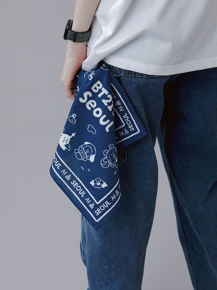 BT21 HANDKERCHIEF SEOUL EDITION (BLUE, IVORY) LINE FRIENDS : foulard bleu à motifs BT21, porté avec jean, ambiance kawaii