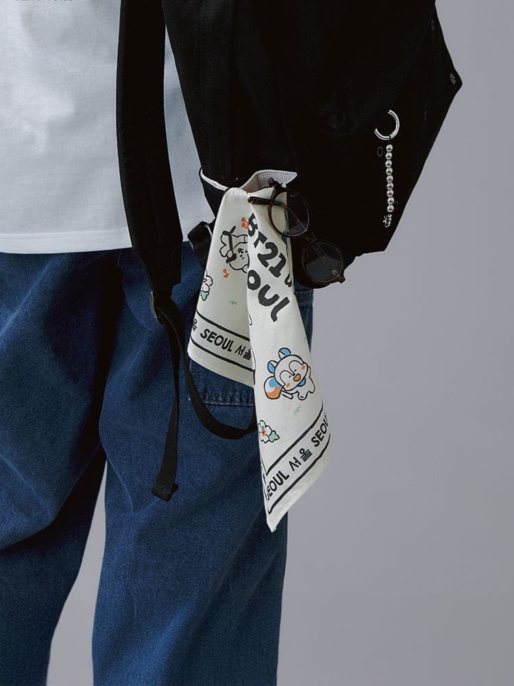 BT21 HANDKERCHIEF SEOUL EDITION (BLUE, IVORY), foulard officiel LINE FRIENDS avec personnages BT21, noué à un sac