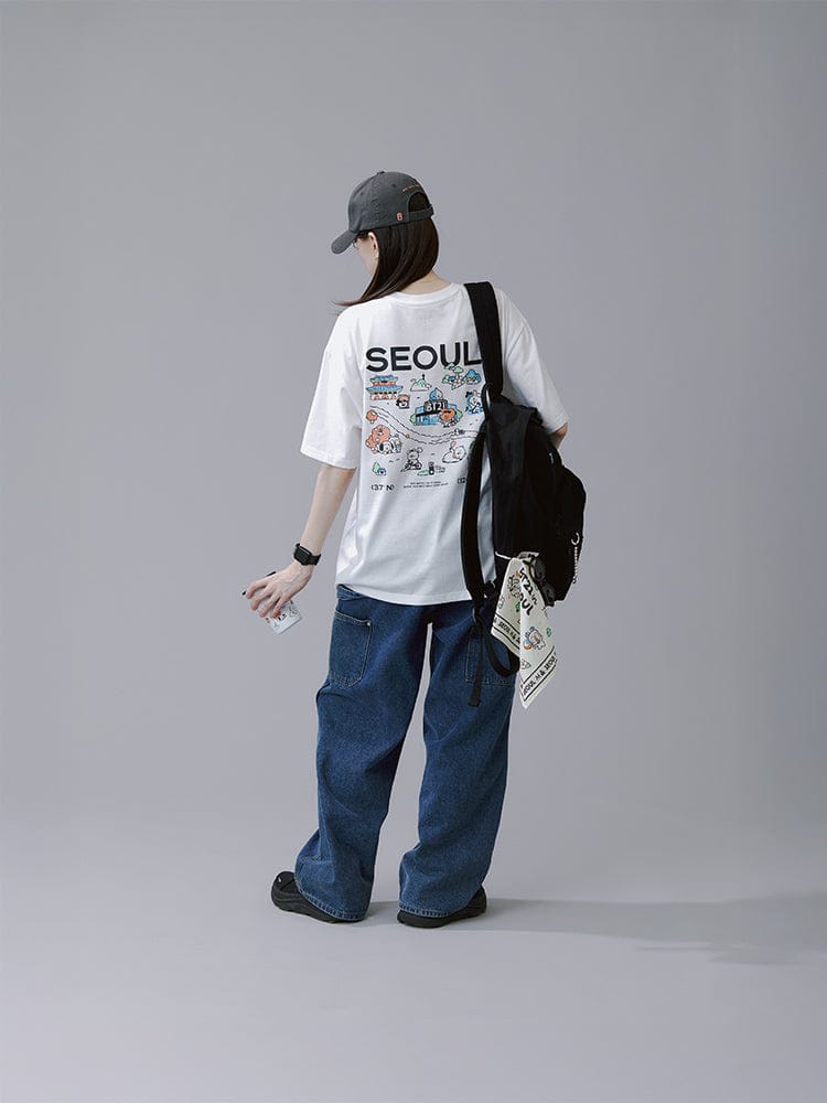 BT21 HANDKERCHIEF SEOUL EDITION (BLUE, IVORY) LINE FRIENDS : foulard kawaii assorti à un sac et un t-shirt “SEOUL”.