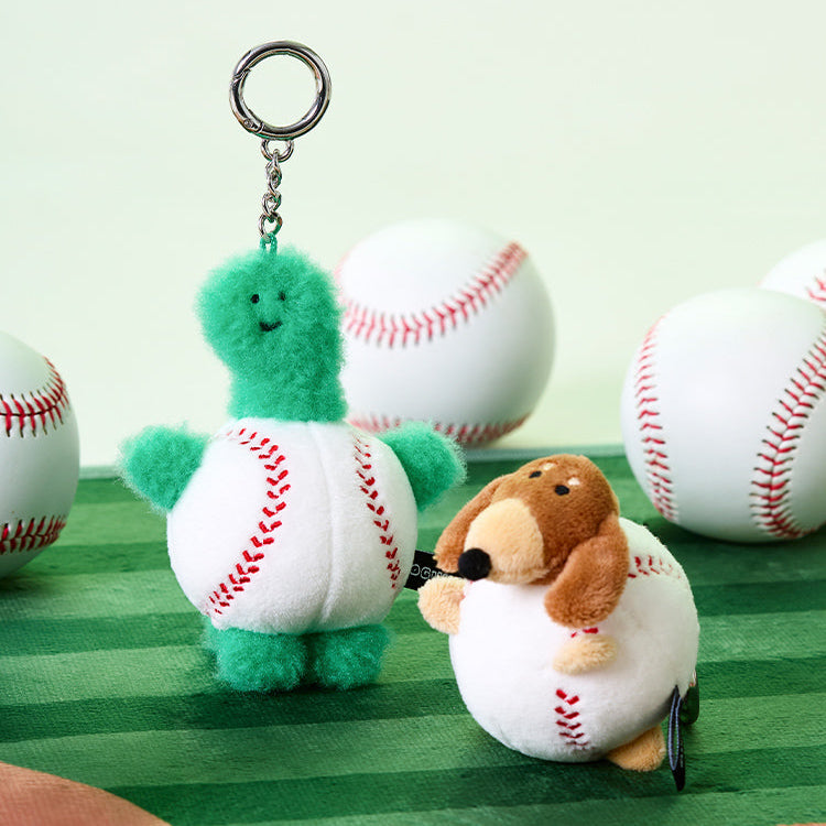 Décris l'image en français en mentionnant le produit, la marque et le contexte visuel : BT21 Jo Gu-man Baseball Doll Keychain.