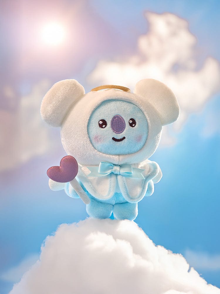 BT21 KOYA ANGEL PLUSH ANGEL & VILLAIN, peluche koala officiel LINE FRIENDS sur nuage, ciel bleu et lumière solaire