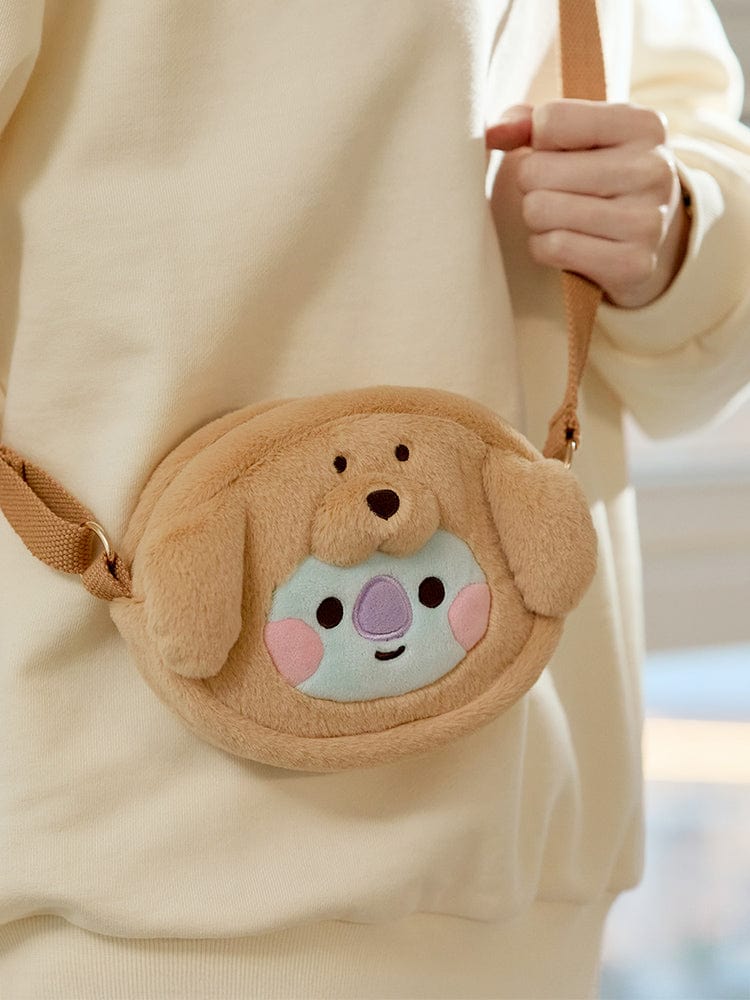 BT21 KOYA BABY CROSSBODY BAG FLUFFY : petite bandoulière en peluche KOYA, sac officiel LINE FRIENDS, portée en photo.
