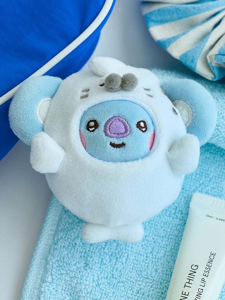 BT21 KOYA BABY MINI DOLL OCEAN FRIENDS, peluche KOYA RM, bébé koala bleu et blanc sur couverture, décor chambre