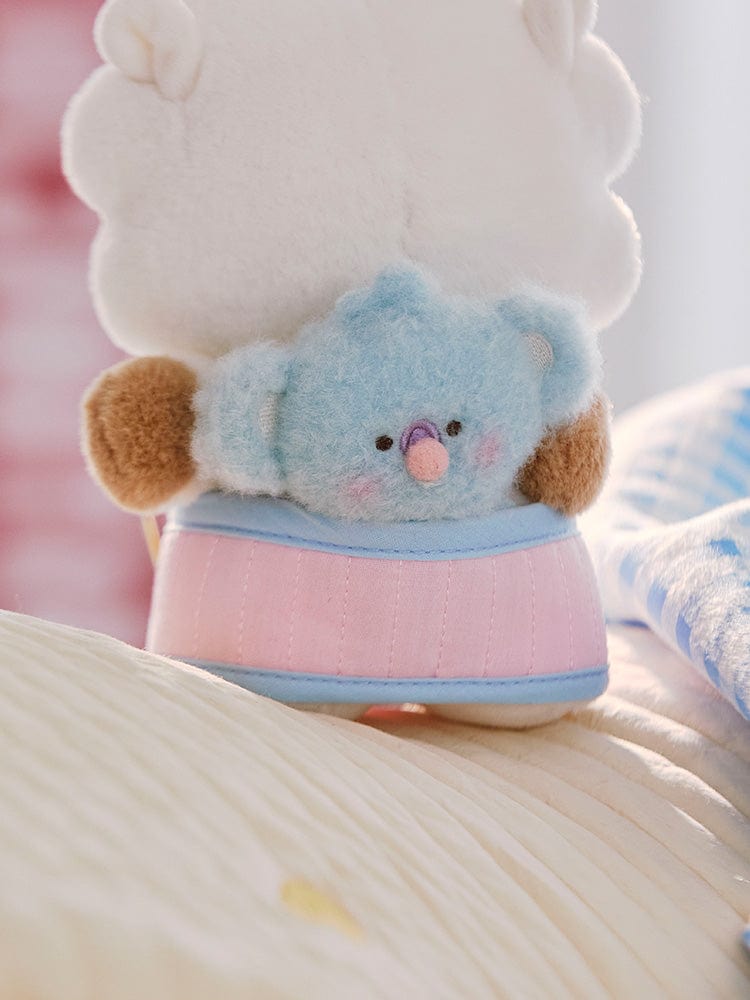 BT21 KOYA BABY PLUSH CLOSET - BABY SLING NEWBORN SEASON 2 : peluche KOYA koala sur couverture bébé, décor chambre
