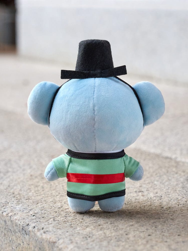 BT21 KOYA BABY PLUSH DOLL K-EDITION 2 : peluche koala RM, officielle LINE, vêtue, posée sur un sol en béton