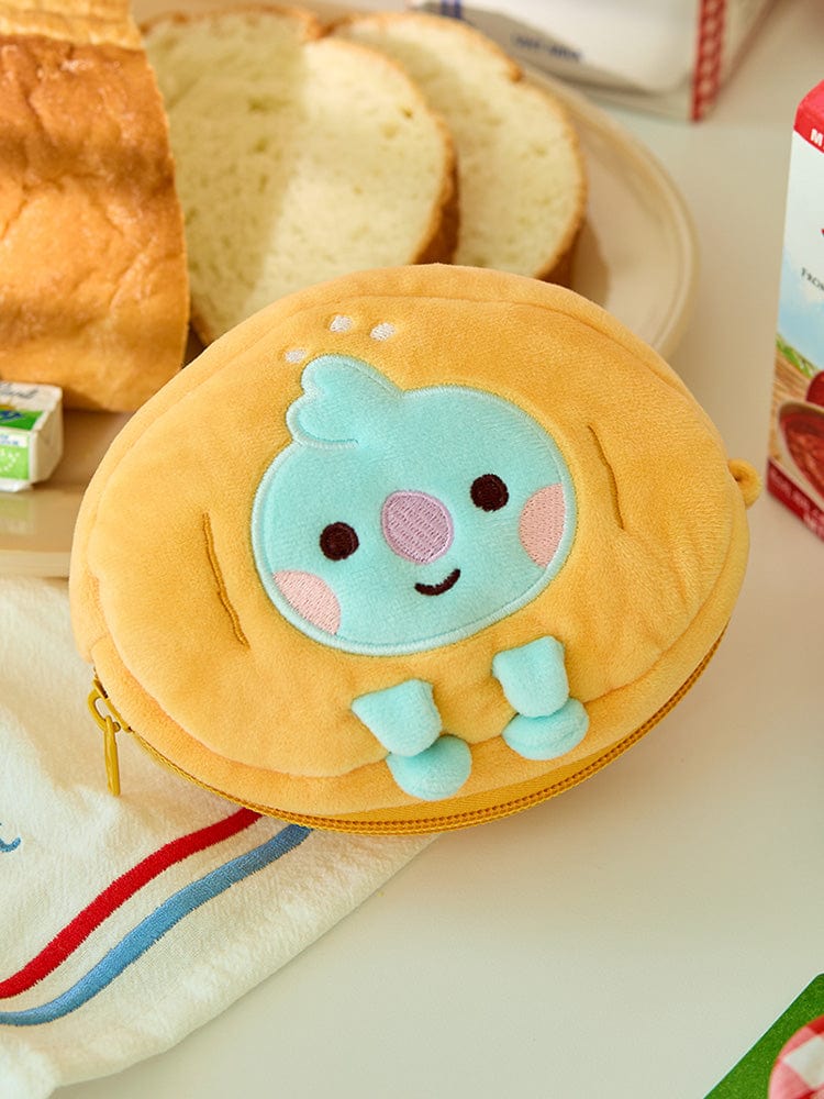 BT21 KOYA BABY PLUSH POUCH BAKERY SHOP : petite peluche KOYA koala en pochette, sur table, ambiance boulangerie.
