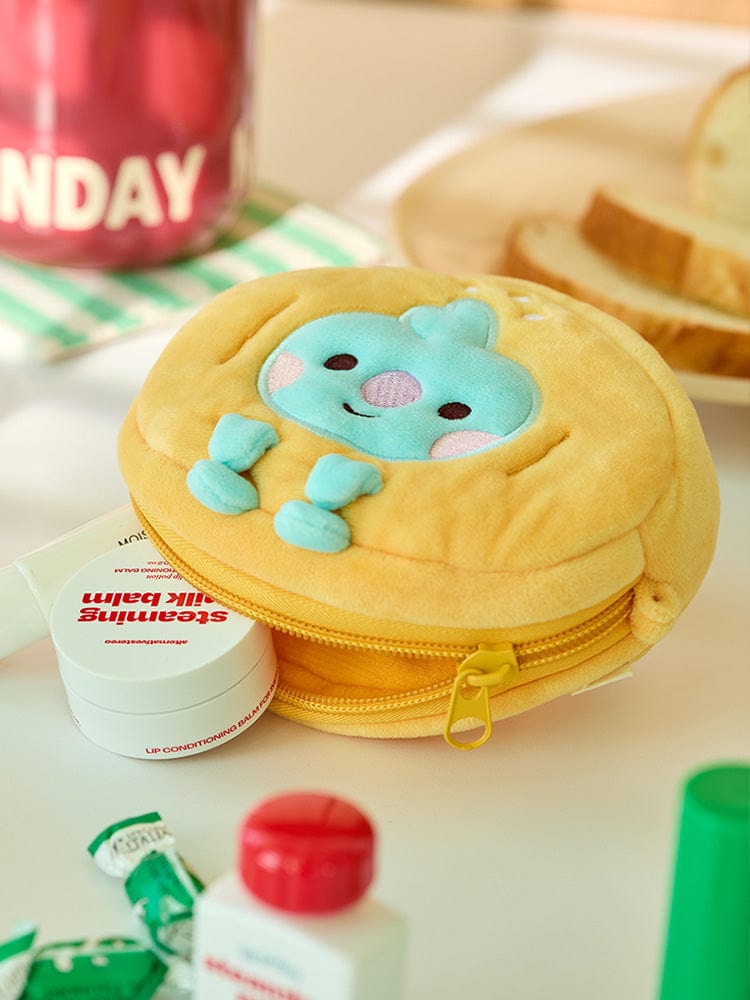 BT21 KOYA BABY PLUSH POUCH BAKERY SHOP : peluche KOYA en forme de mini poche, décor pâtisserie sur table