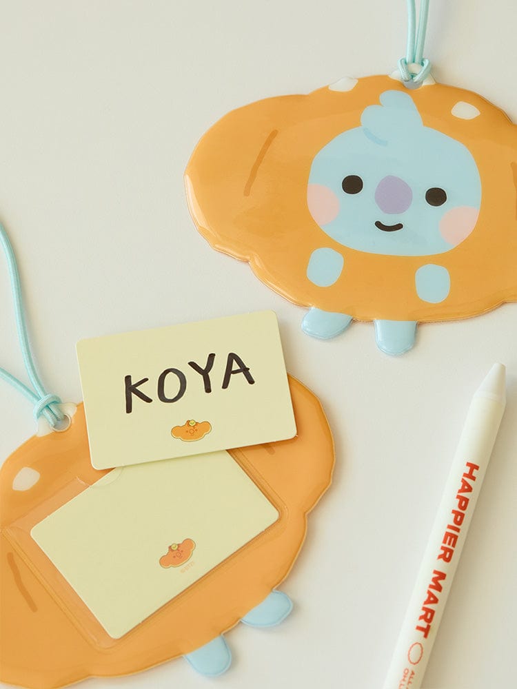 BT21 KOYA BABY PVC NAME TAG BAKERY SHOP : porte-nom KOYA en PVC, décoration koala, fond pastel, accessoire voyage officiel