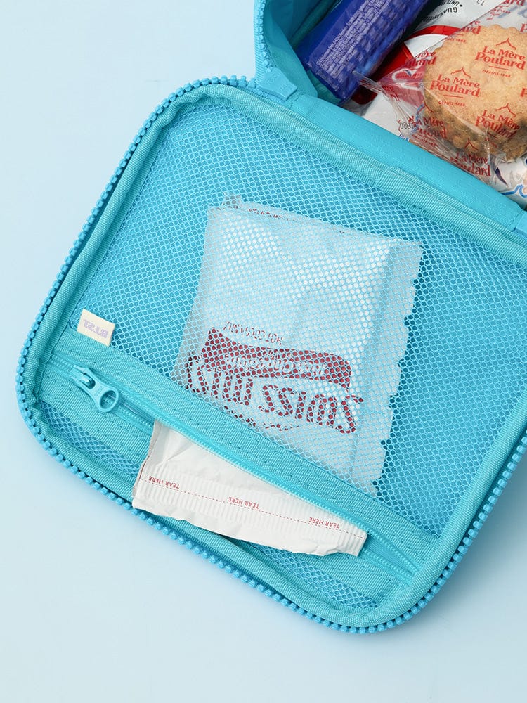 BT21 KOYA BASIC MULTI POUCH (M) LINE FRIENDS, pochette bleue KOYA en maille, accessoires et produits visibles