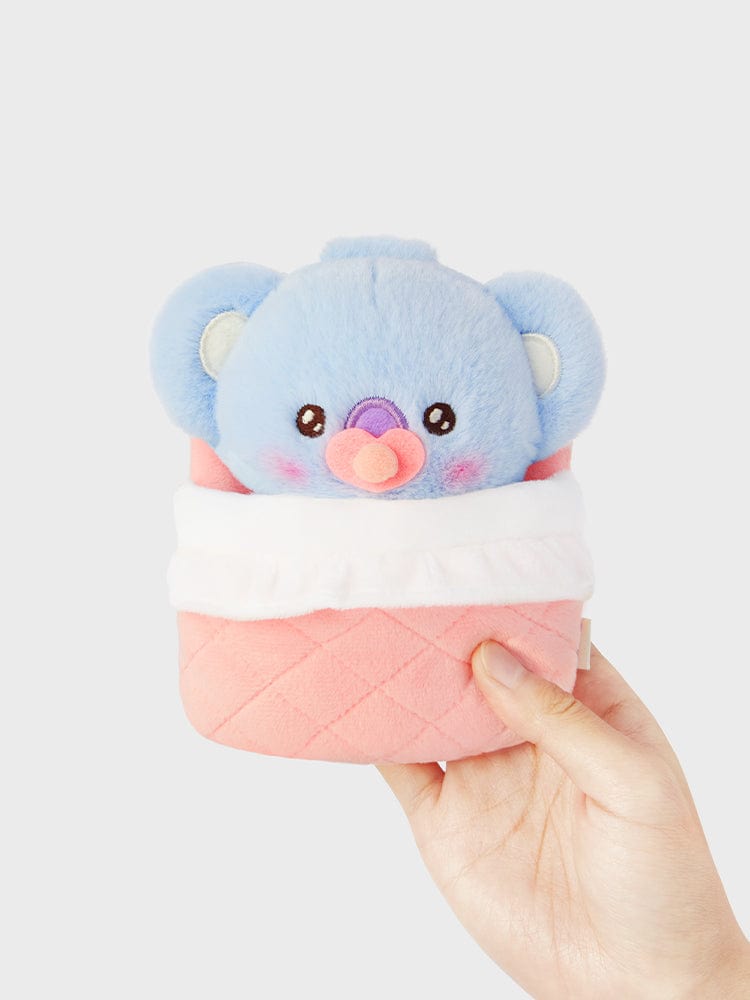 BT21 KOYA NEWBORN BABY PLUSH, peluche koala LINE FRIENDS sous licence, tenue à la main sur fond clair