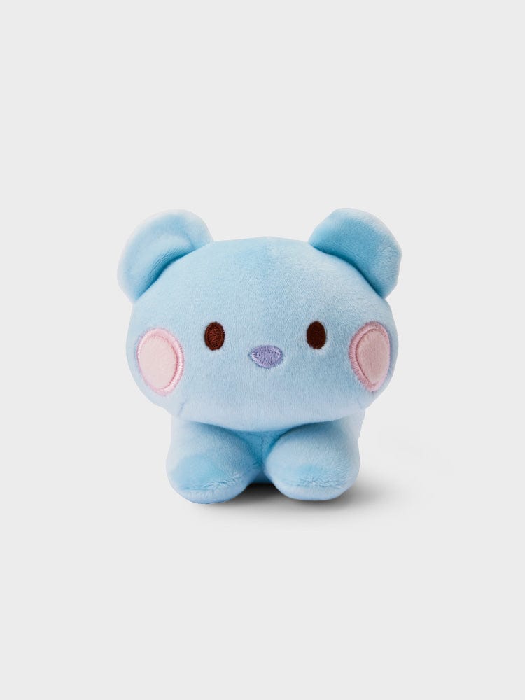 BT21 KOYA minini LYING DOLL : peluche officielle KOYA koala allongé, couleurs bleu ciel, fond clair, déco chambre