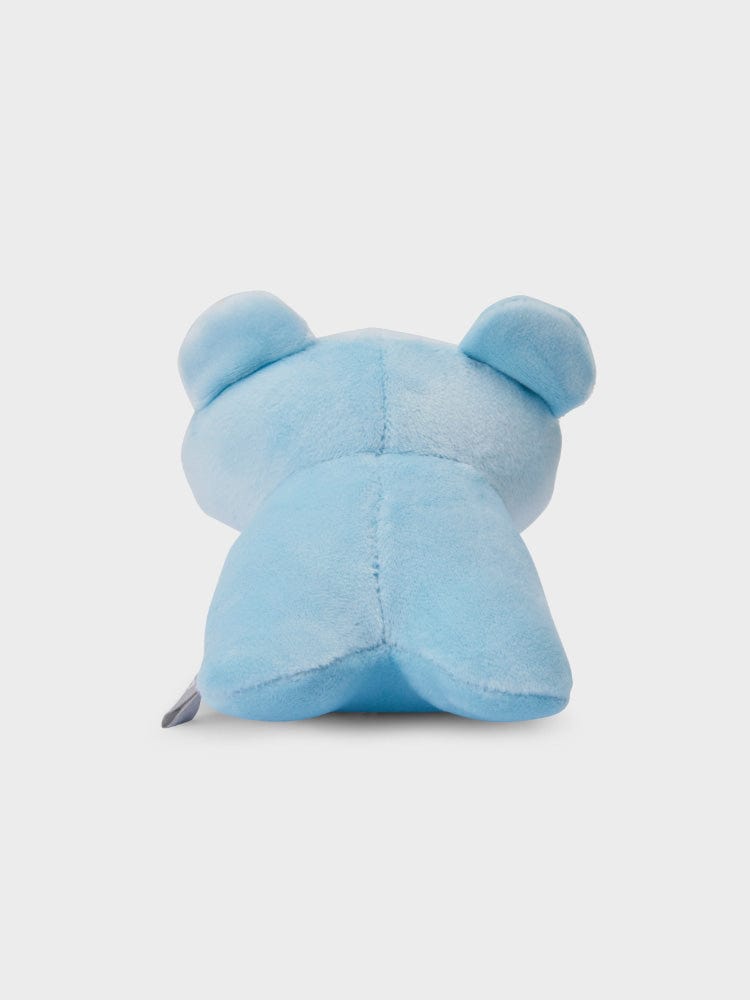 BT21 KOYA minini LYING DOLL : peluche officielle KOYA koala allongé, couleurs bleu ciel, fond clair, décoration chambre