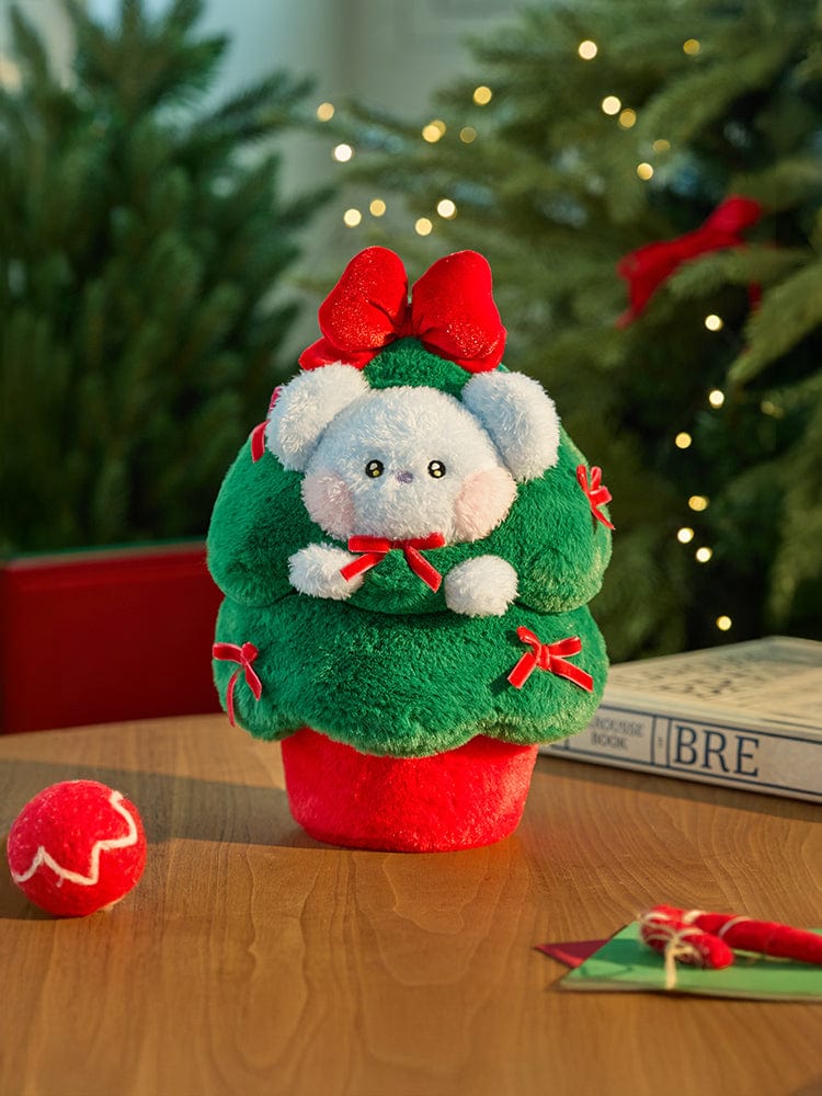 BT21 KOYA minini TREE PLUSH PETITE HOLIDAY : peluche KOYA koala dans un décor sapin de Noël vert, prête à offrir.