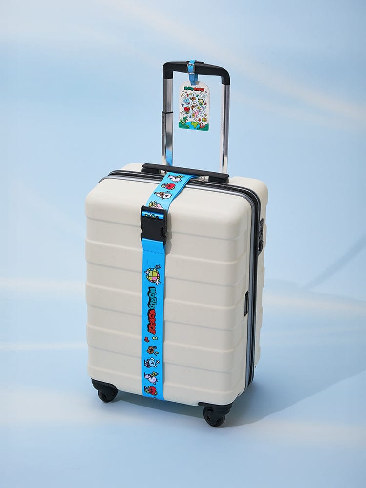 BT21 LUGGAGE BELT WORLD VOYAGE, ceinture de valise BT21 LINE FRIENDS sur bagage blanc, style voyage sur fond ciel