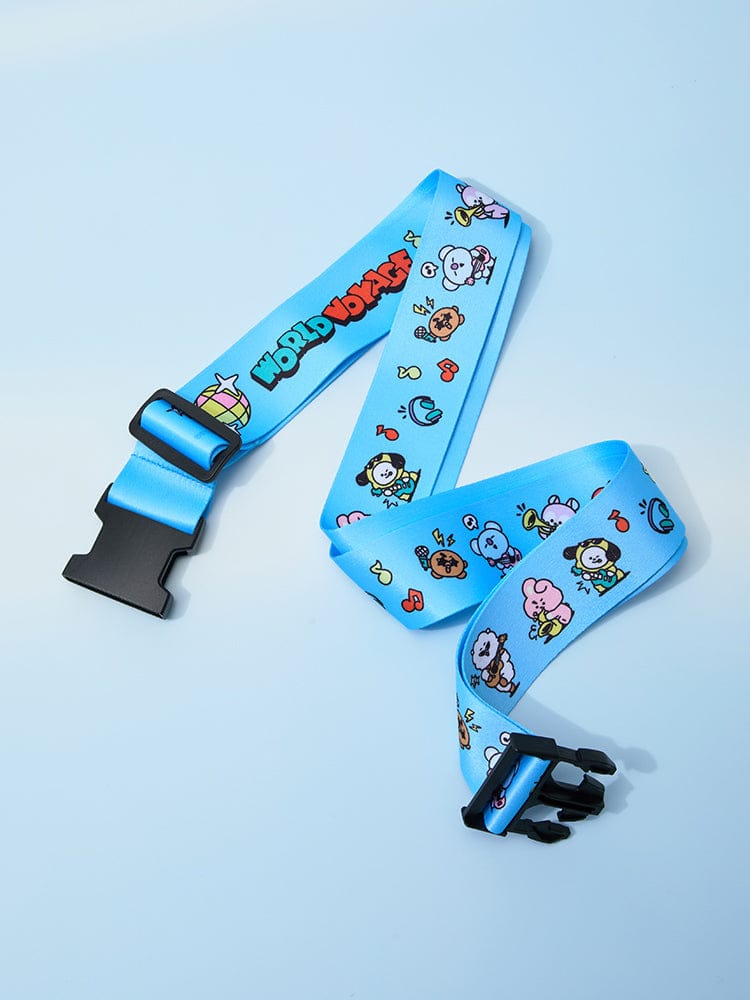 BT21 LUGGAGE BELT WORLD VOYAGE, ceinture de valise bleue LINE FRIENDS avec personnages BT21 sur fond bleu ciel