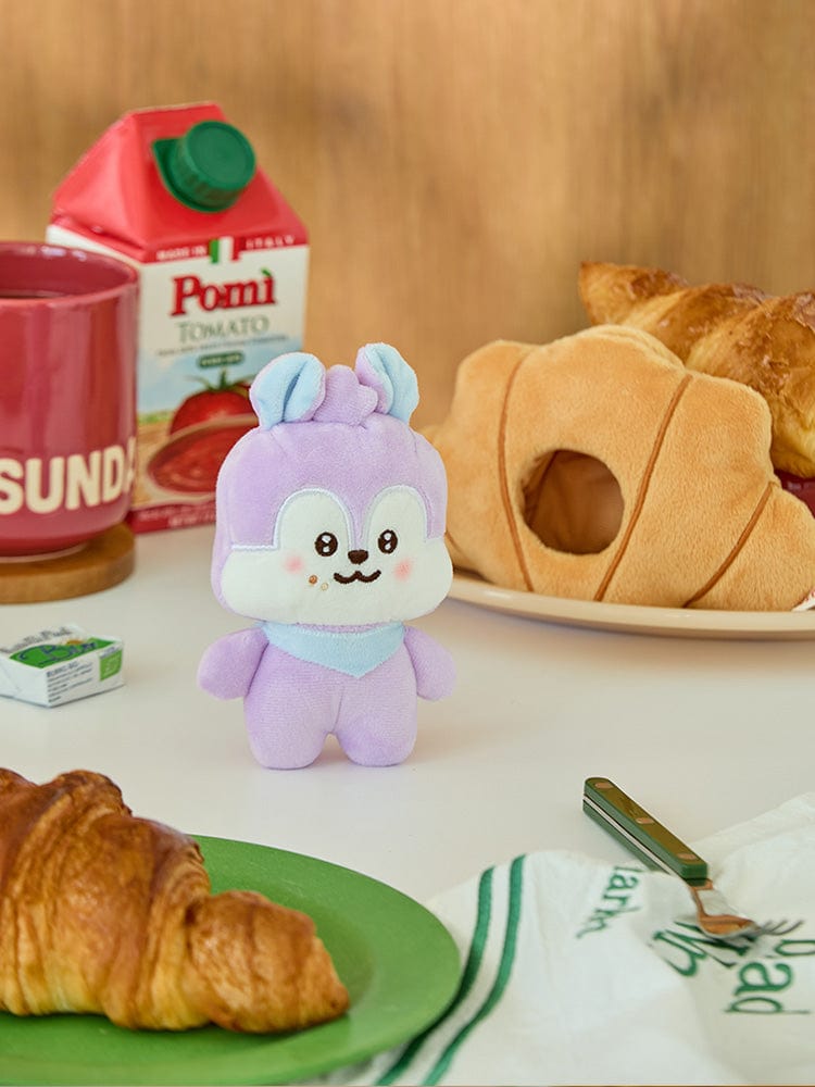 BT21 MANG BABY COSTUME PLUSH DOLL BAKERY SHOP peluche Mang bébé dans une boutique de boulangerie décorée, style officiel BTS.