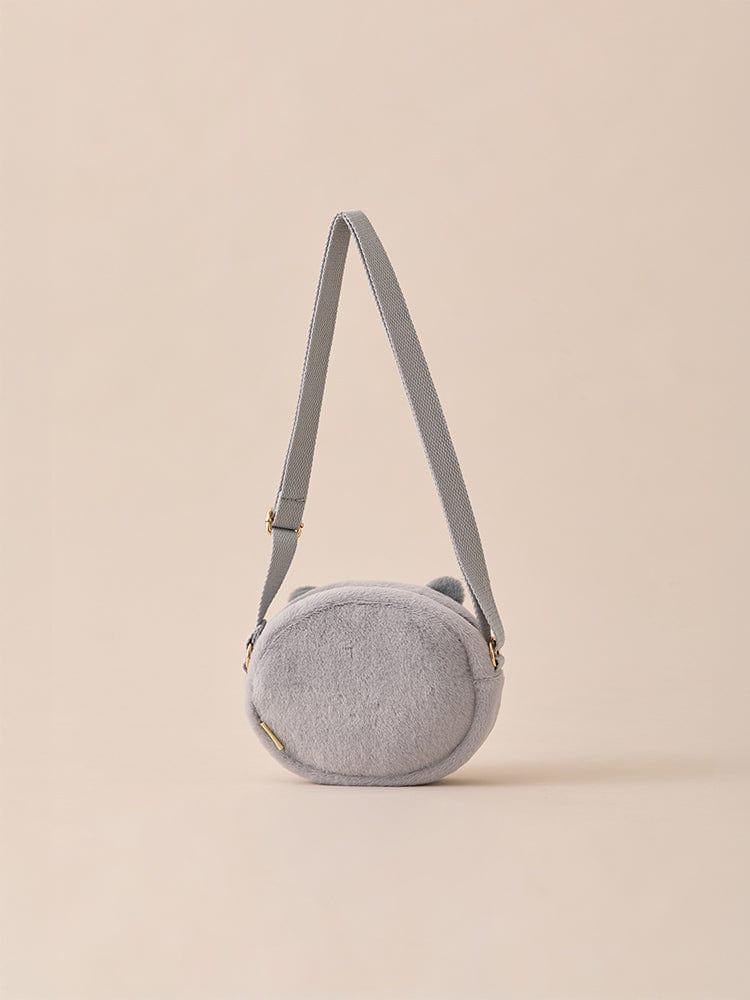 BT21 MANG BABY CROSSBODY BAG FLUFFY, sac bandoulière gris avec peluche MANG, style officiel LINE FRIENDS sur fond beige.