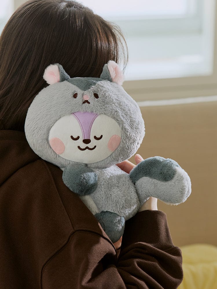 BT21 MANG BABY LYING DOLL FLUFFY, peluche officielle LINE au salon, bébé poney danseur masqué j-hope sur canapé