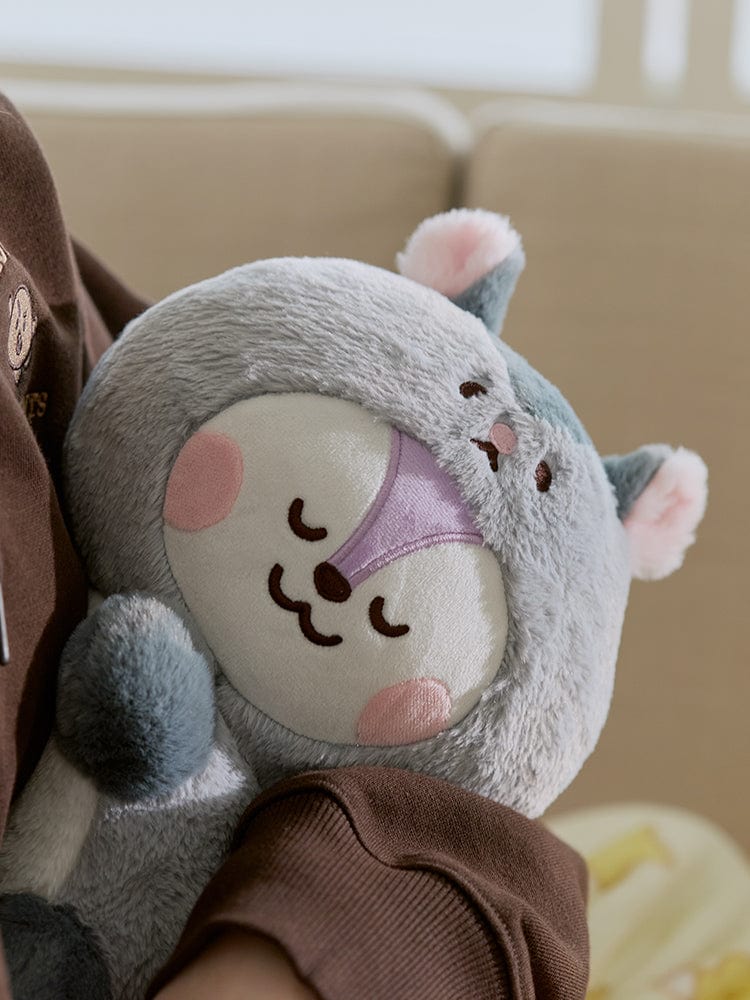 BT21 MANG BABY LYING DOLL FLUFFY, peluche officielle LINE dans une scène cosy, bébé poney allongé sur le canapé