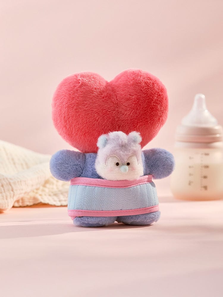 BT21 MANG BABY PLUSH CLOSET - BABY SLING NEWBORN SEASON 2 : peluche MANG sur tapis, ambiance chambre bébé avec biberon